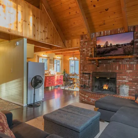 Far Enough Cabin - Chalet Style Cabin, Walking Distance To The Trails! Foosball Table!